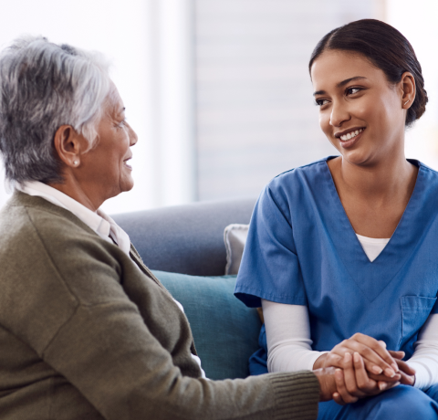 mujer adulta y personal médico femenino hablando