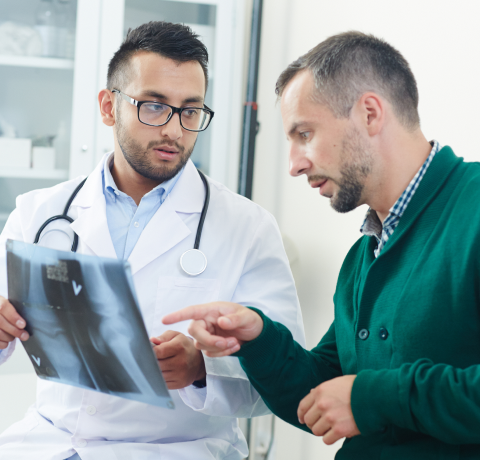 médico explicando una radiografía a un paciente