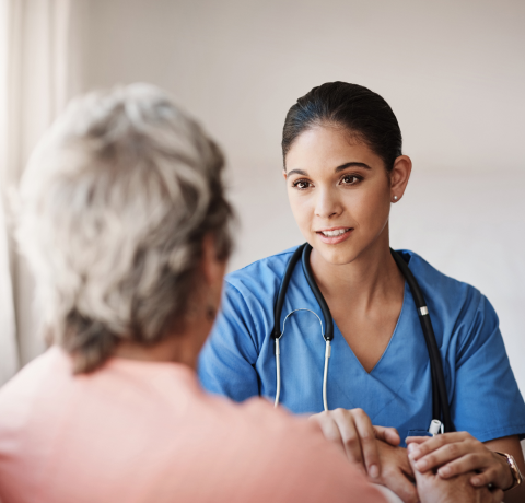 mujer médico hablando con persona adulta